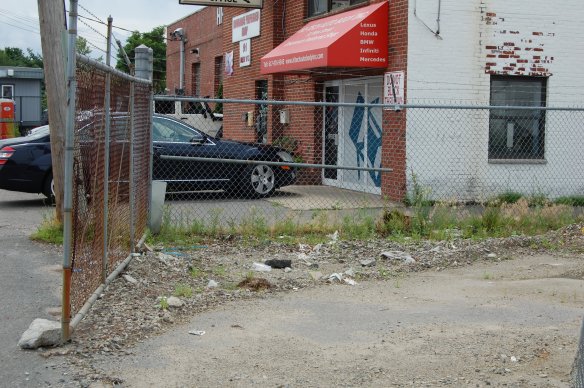 An auto body shop abuts the south side of 75 New St.